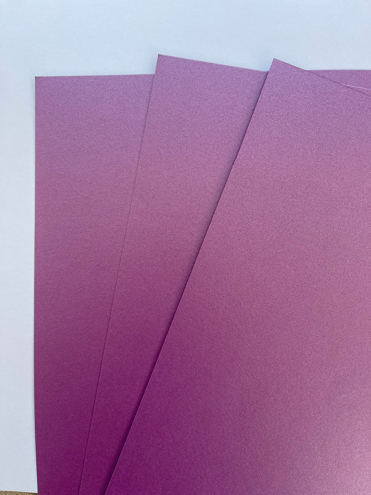 CARTULINA PERLADA 8.5X11 MORADO 25/1