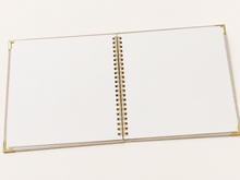 Cargar imagen en el visor de la galería, Album para scrapbook 8” x 8” - Beige
